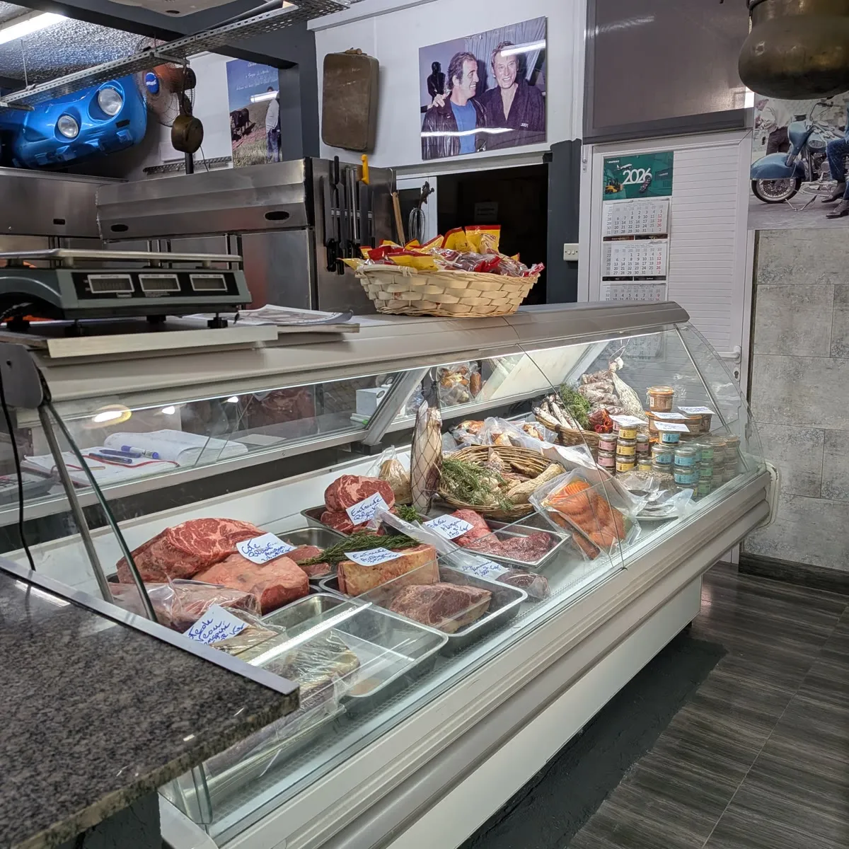 La banque de viande : pièces de bœuf, saumon et terrines derrière la vitre