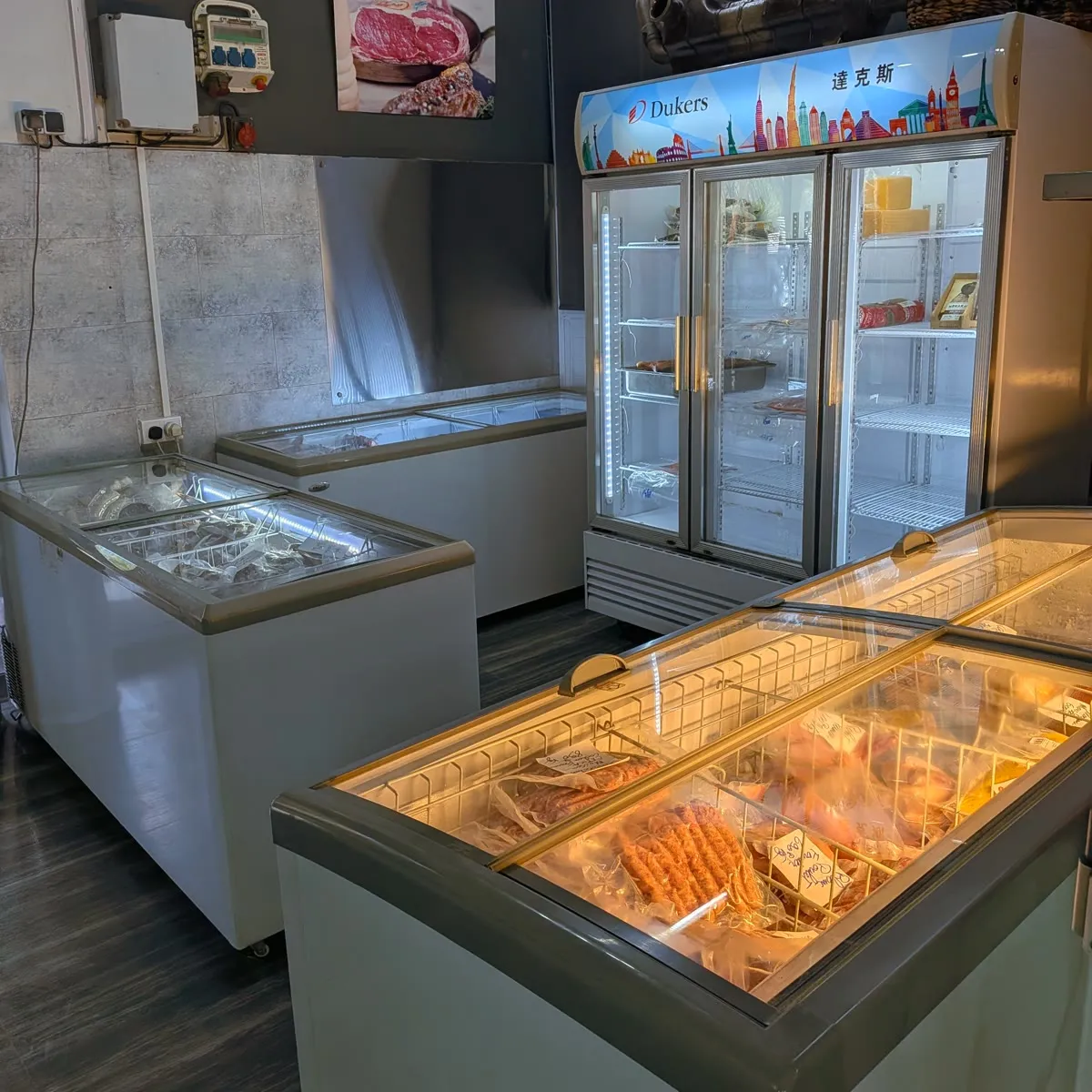 Les congélateurs coffres et la vitrine réfrigérée du nouvel espace